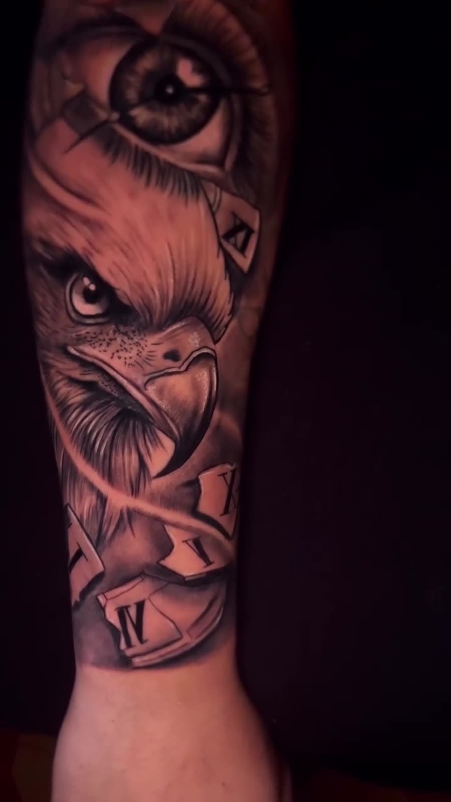 Tatuagem — Gavião com olho por Fabão Tatuador