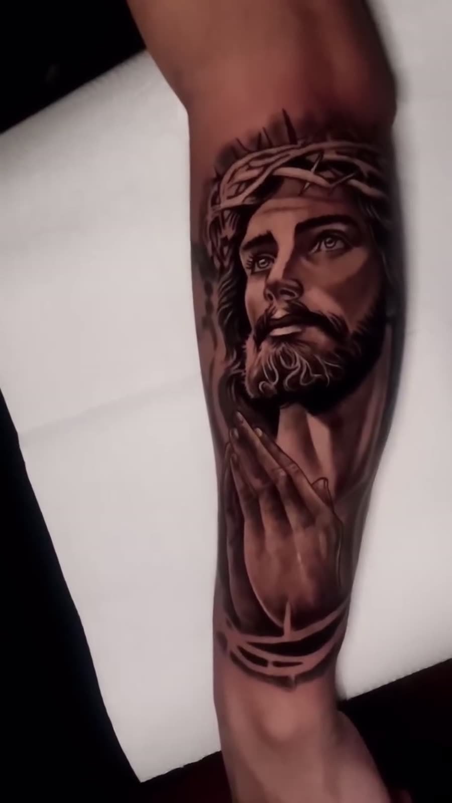 Tatuagem — Cristo em realismo por Fabão Tatuador